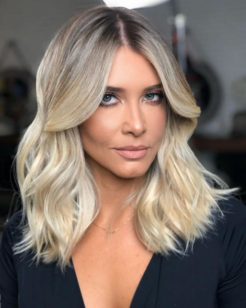 топовые прически на средние волосы 2022