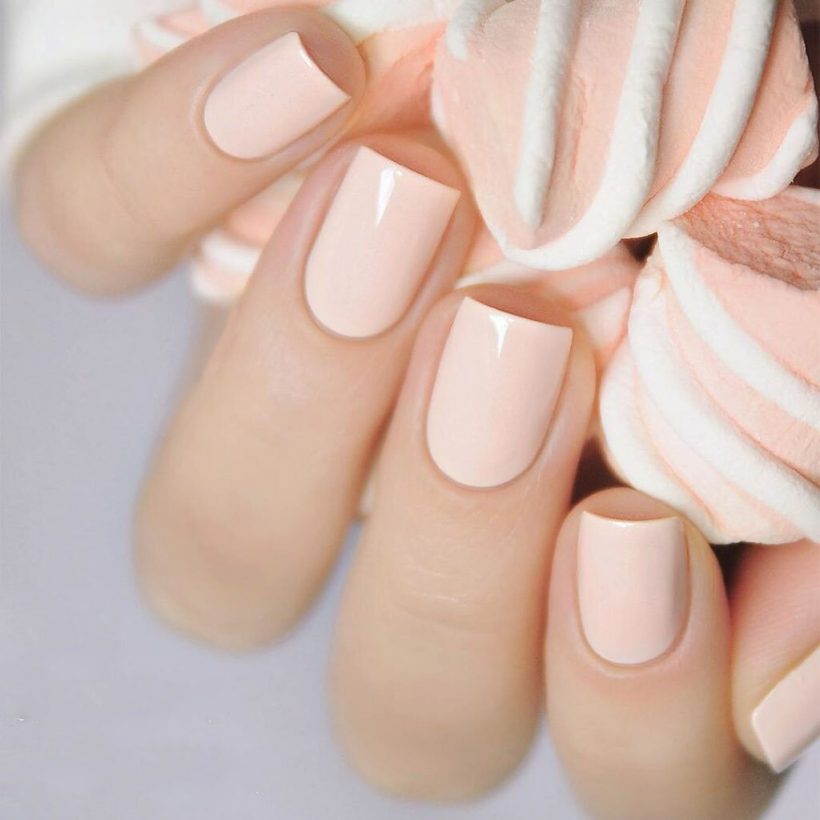 монохромный маникюр