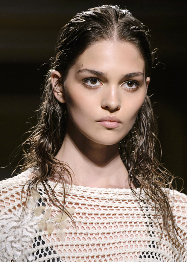 эффект мокрых волос 2022